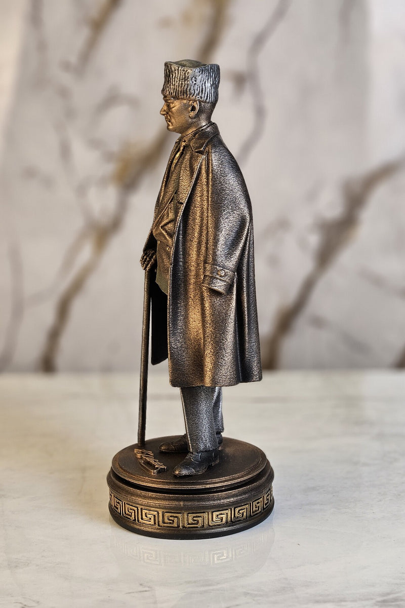 Atatürk Elinde baston Tutan Paltolu Dekoratif Biblo Heykel