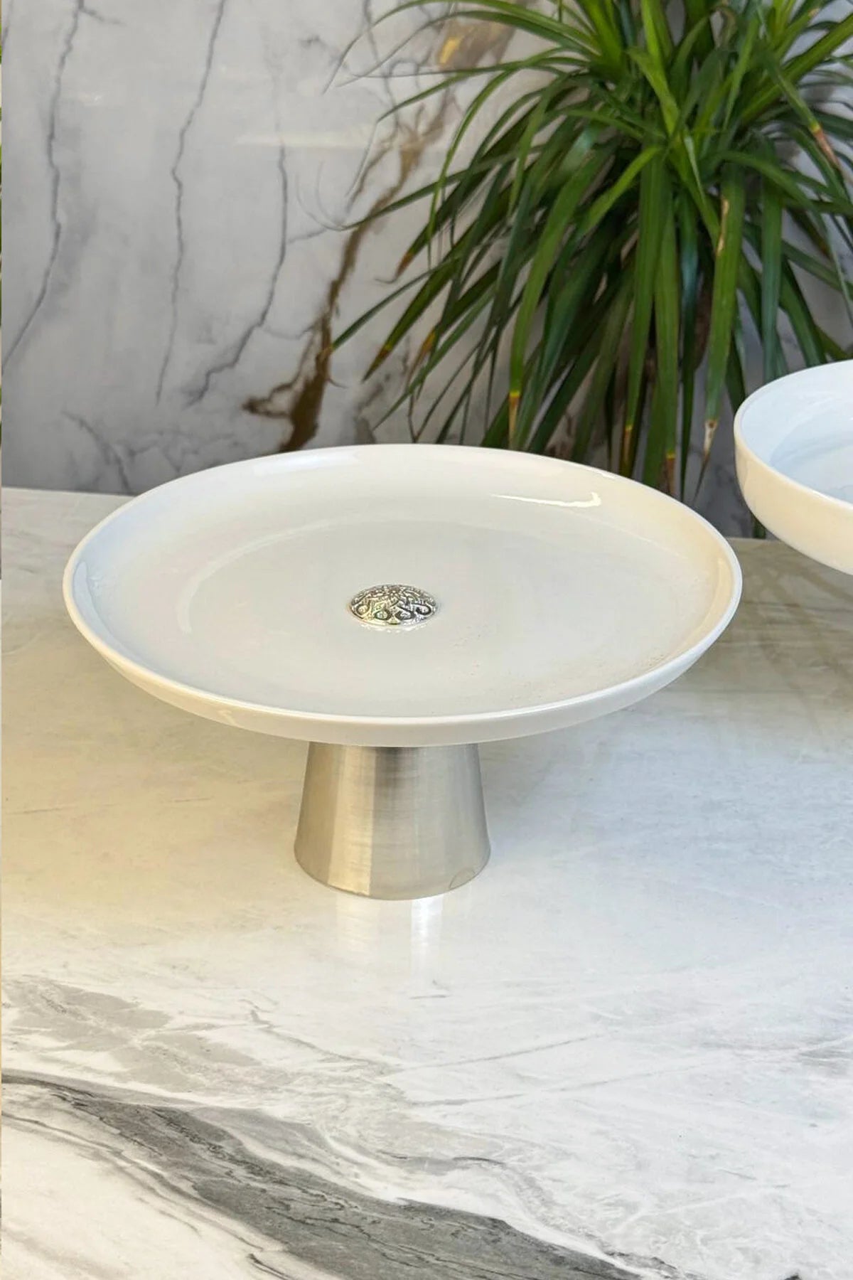 Porselen Gümüş Ayaklı Tabak & Kek Kurabiye Pasta Sunumluğu Servisliği 27 CM ( Yıkanabilir)
