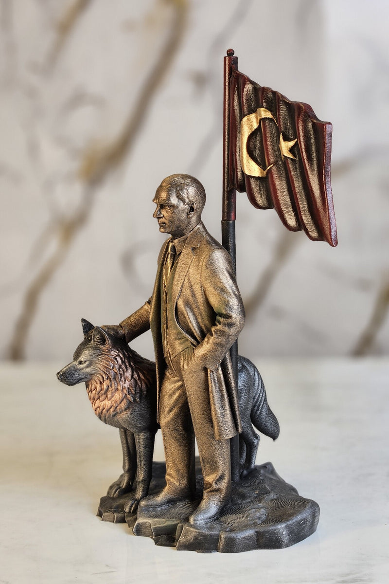 Atatürk Paltolu Yanında kurt Figürü Bayraklı biblo heykel