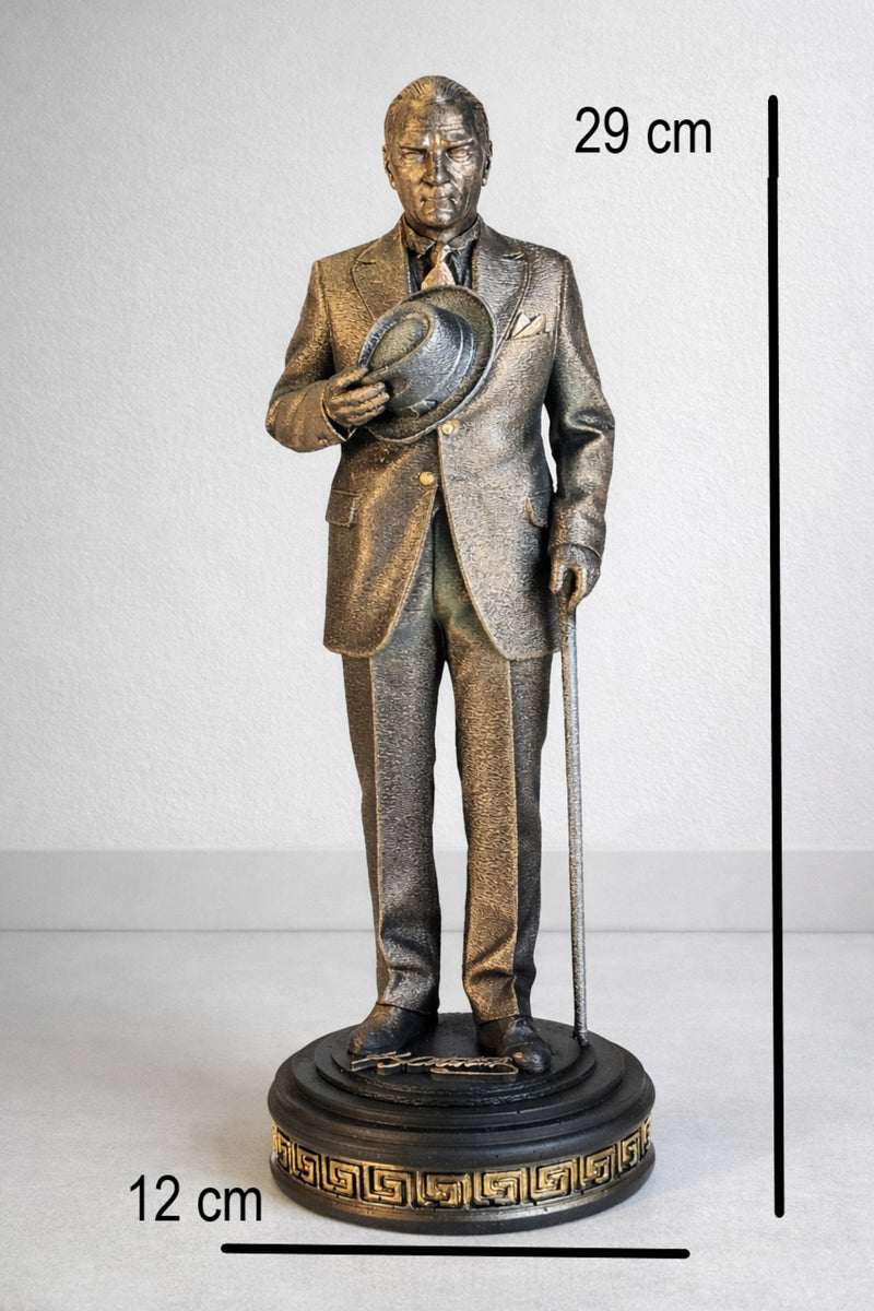 Atatürk Elinde Şapka Tutan Özel Biblo Heykel