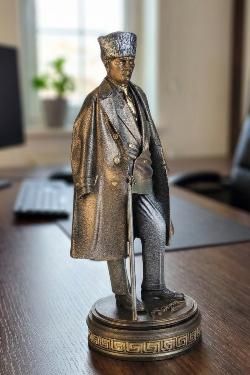 Atatürk Elinde baston Tutan Paltolu Dekoratif Biblo Heykel