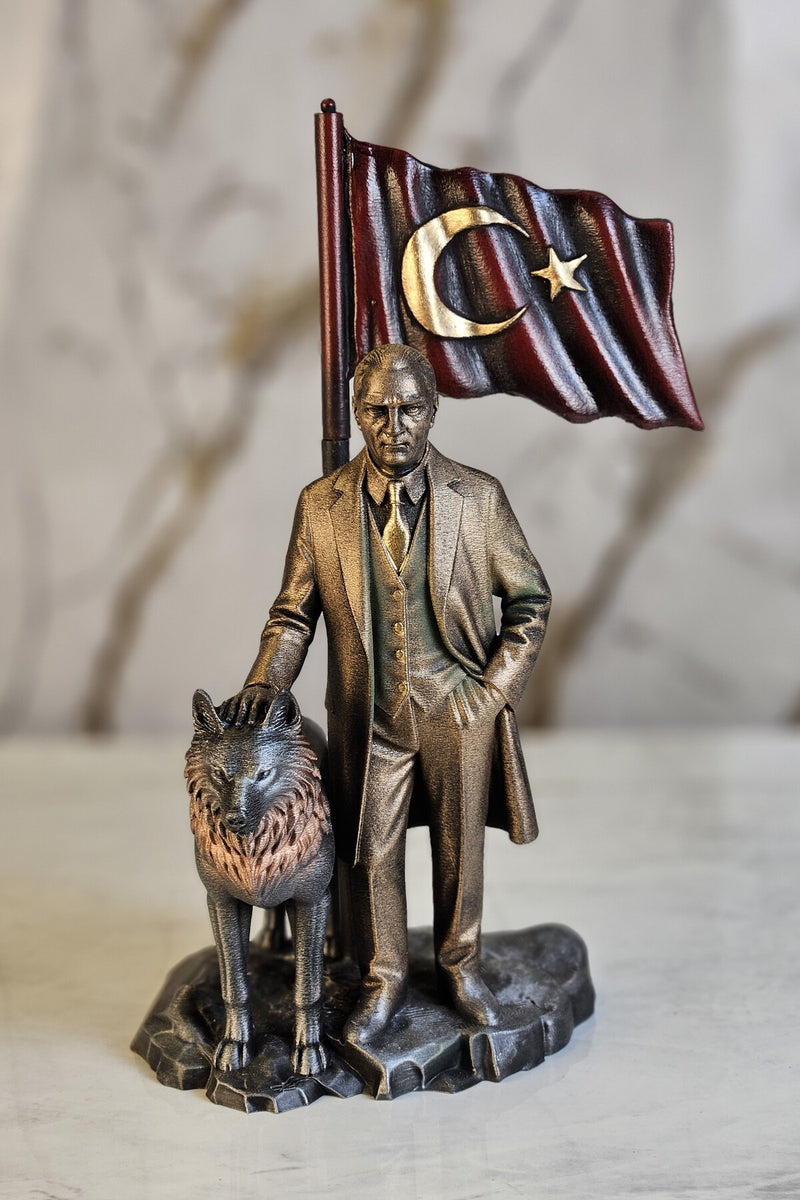 Atatürk Paltolu Yanında kurt Figürü Bayraklı biblo heykel