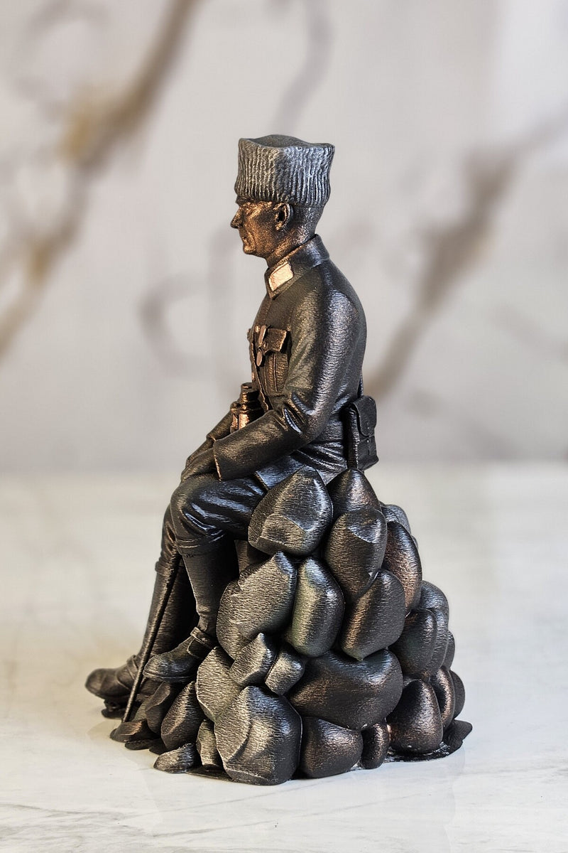 Atatürk Kaya Üzerinde oturan biblo heykel