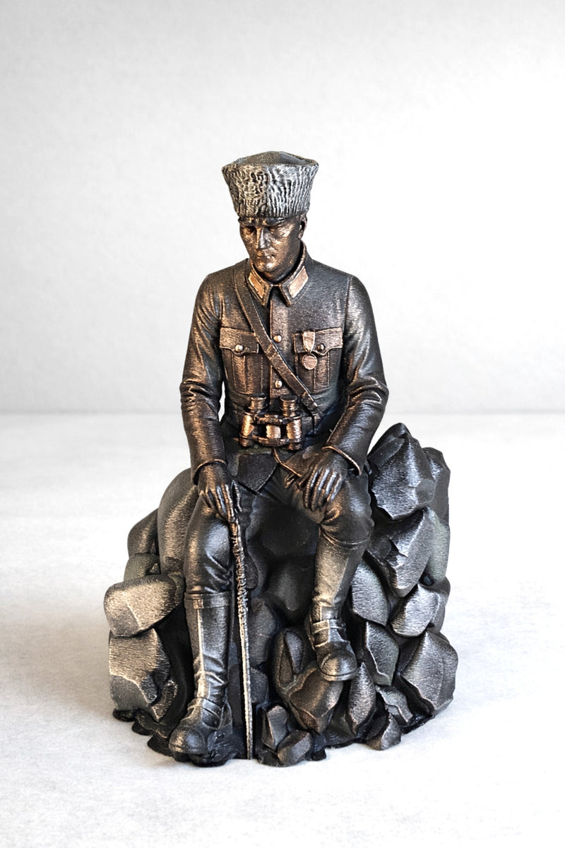 Atatürk Kaya Üzerinde oturan biblo heykel