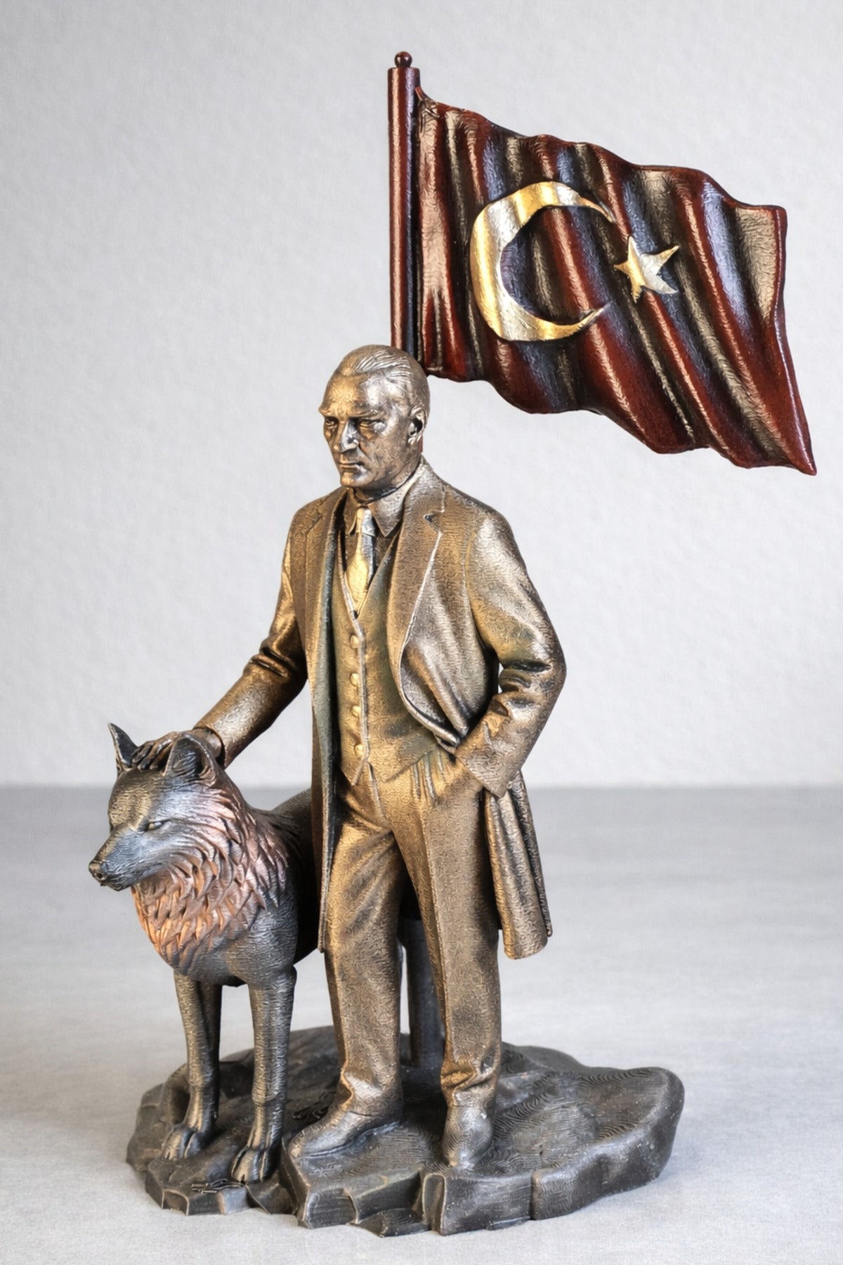 Atatürk Paltolu Yanında kurt Figürü Bayraklı biblo heykel