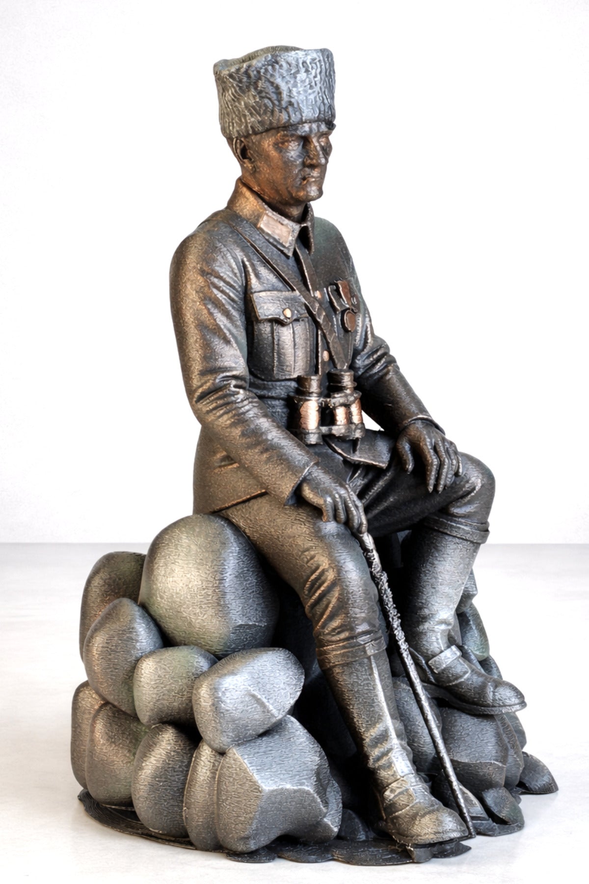Atatürk Kaya Üzerinde oturan biblo heykel
