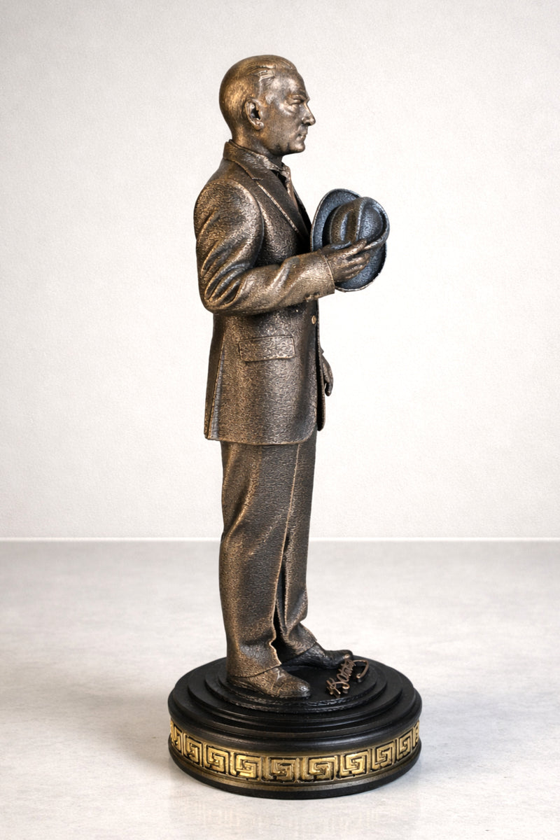 Atatürk Elinde Şapka Tutan Özel Biblo Heykel