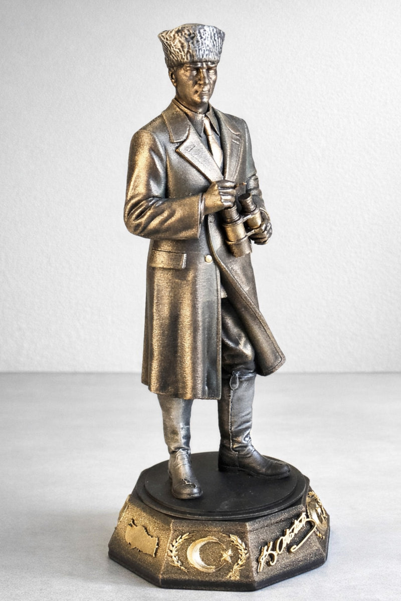 Atatürk Paltolu Dürbün Tutan biblo heykel